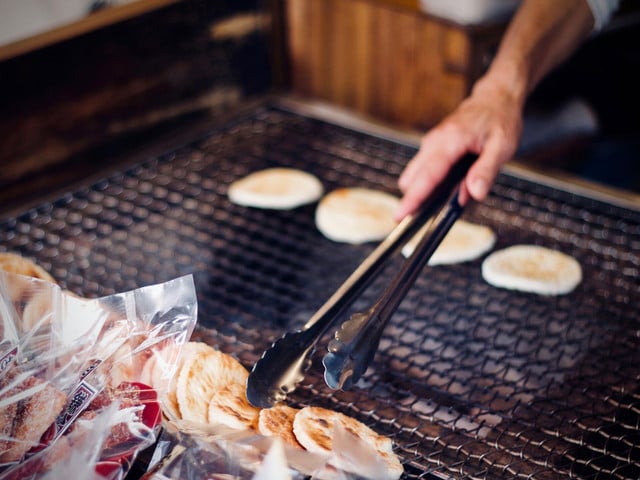 Senbei: Ein japanisches Basisrezept Senbei sind in Japan ein beliebtes Streetfood.