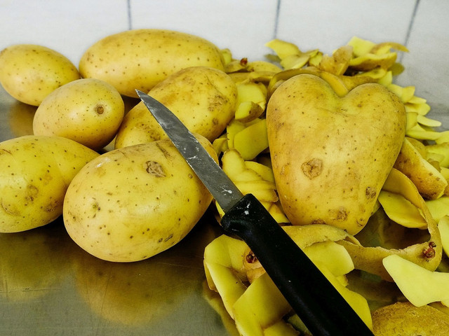Die Kartoffelschalen kannst du später weiterverwerten.