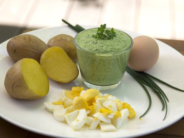 Einfacher Klassiker: Frankfurter grüne Soße mit Kartoffeln und Ei.
