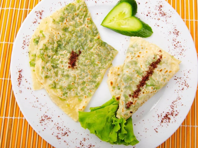 Die Hauptspeise vom veganen Ostermenü: Kräuterpfannkuchen Gefüllte Kräuterpfannkuchen passen gut ins vegane Ostermenü.