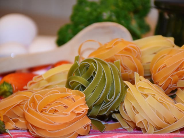 Sahnige Nusssauce für Pasta: Schnelles Rezept Walnusssauce passt gut zu Bandnudeln.