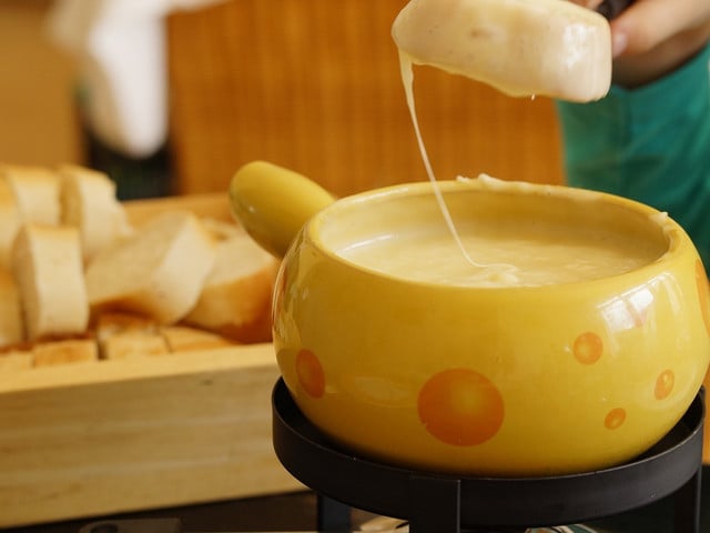 Das Käsefondue-Rezept kann mit Brot, Kartoffeln und Gemüse gegessen werden.