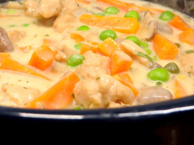 Veganes Hühnerfrikassee: Das Rezept Für ein veganes Hühnerfrikassee garst du den veganen Fleischersatz und das Gemüse in einer cremigen Soße.