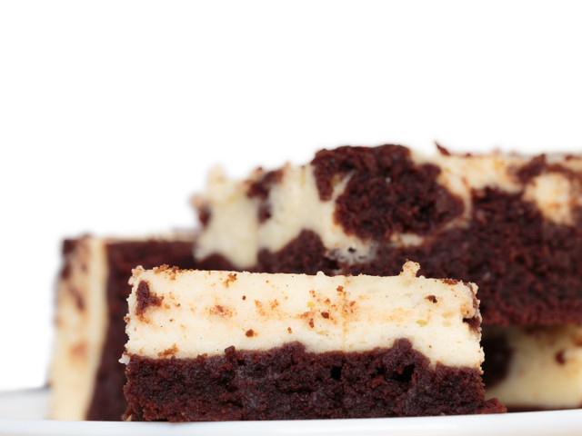 Dieses Rezept für Cheesecake-Brownies ist vegan.