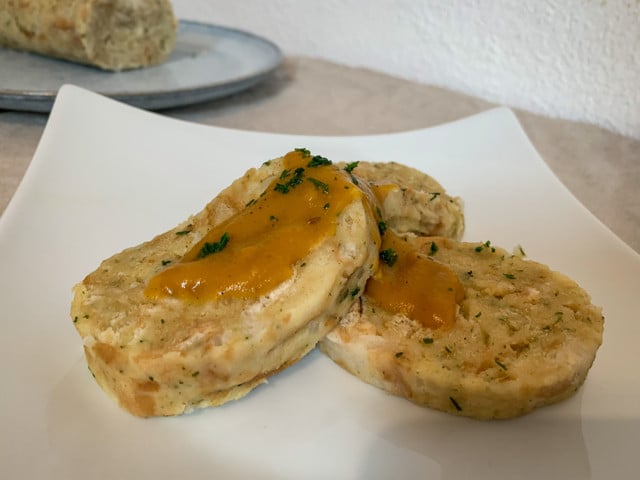 Serviettenknödel schmecken am besten mit einer selbstgemachten Soße.