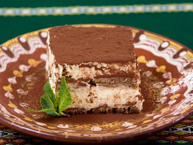 Du kannst das Lebkuchentiramisu portionsweise in Gläsern oder in einer großen Form schichten und dann schneiden.