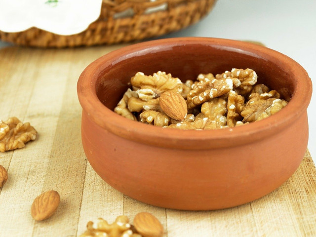 Zuckerfreie Snacks: gänzlich frei von Zucker Gehackte Nüsse geben den Flapjacks mehr Biss.