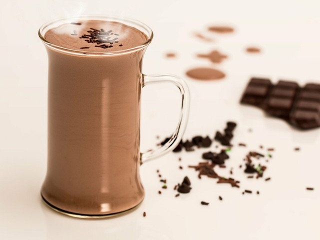 Mit dem Instant-Kakaopulver kannst du mit Milch deinen Kakao anrühren.