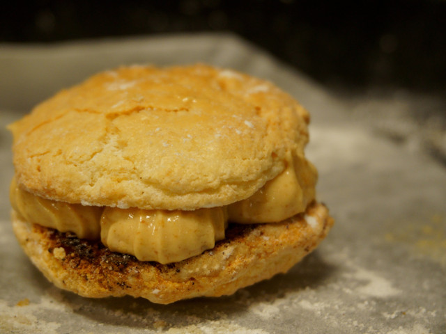 Bienenstichplätzchen mit Füllung Die Bienenstichplätzchen sehen besonders nach dem Kuchenoriginal aus, wenn sie noch eine Cremefüllung bekommen.
