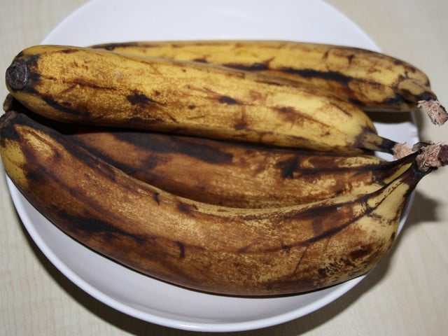 Für die Frühstücksmuffins eignen sich braune, weiche Bananen am besten.