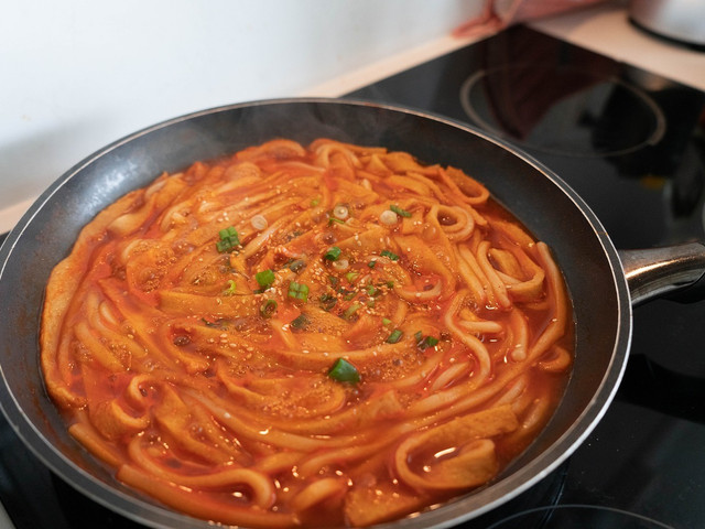 Mit Gochujang kannst du schnell eine leckere Soße zubereiten.
