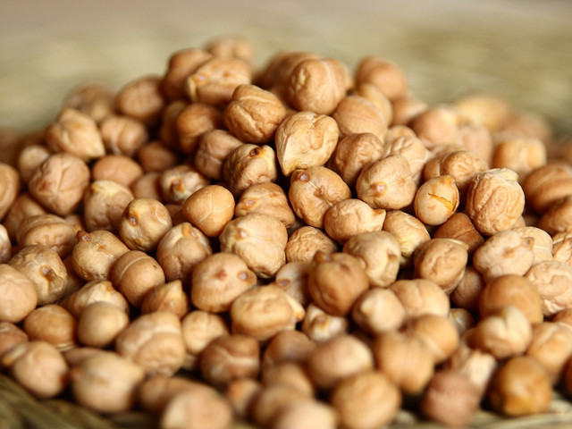Schoko-Hummus: Rezept mit Datteln und Mandeln Kichererbsen sind die Basis für Hummus aller Art.