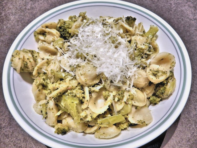 One-Pot-Pasta mit Brokkoli schmeckt warm serviert am besten.