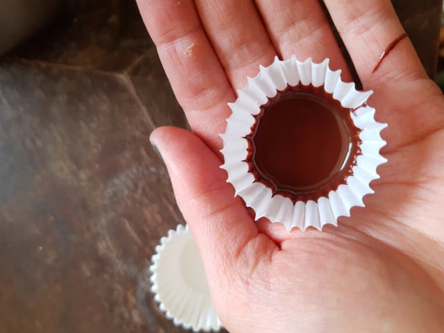 Schwenke die flüssige Schokolade, um einen Schokoladenrand zu erhalten.