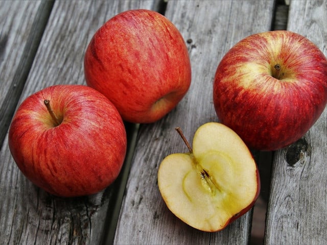 Verwende Bio-Äpfel, um Apfelkompott zu kochen.