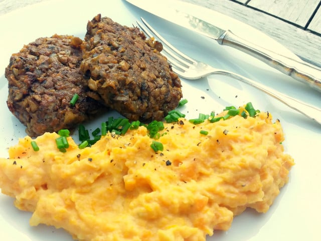 Pilzfrikadellen sind sehr aromatisch und passen beispielsweise zu Süßkartoffelstampf.