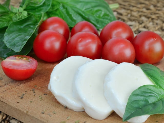 Die Pizza Cracker lassen sich hervorragend mit Mozzarella belegen.