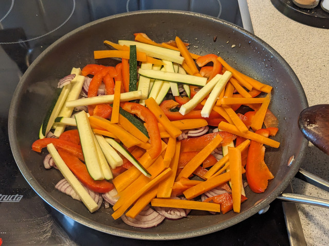 Brate auch das restliche Gemüse in der Pfanne an, bis es die von dir gewünschte Bissfestigkeit hat.