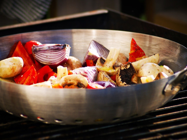 Zwiebeln grillen: Variationen Grille die Zwiebeln gemeinsam mit anderem Gemüsesorten in einer Grillpfanne.