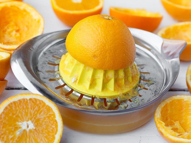 Bevor du die Orange auspresst, reibe die Schale ab. Sie gibt den Plätzchen ein intensives Aroma.