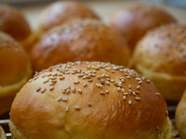 Saftige Nussburger aus Tofu und Haselnüssen Den Nussburger kannst du zum Beispiel auf einem klassischen Burgerbrötchen servieren.