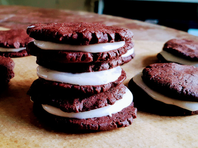 Oreos selbst machen: Das vegane Rezept Die DIY-Oreos sind vegan, genau wie das Original.