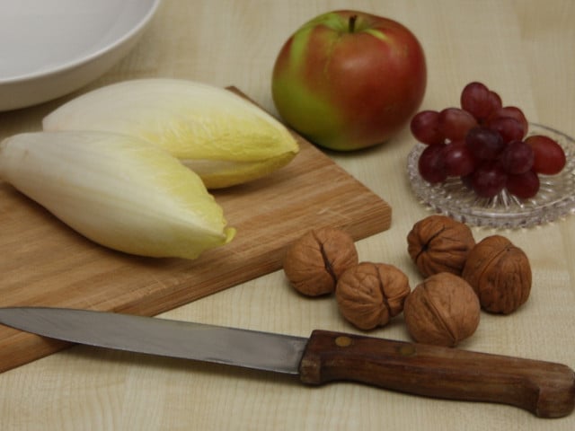 Bereite den Chicoree-Salat mit heimischen Zutaten zu.