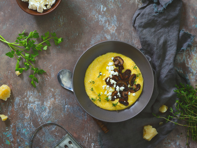 Zu Kräuterpolenta passen gebratene Pilze sehr gut.
