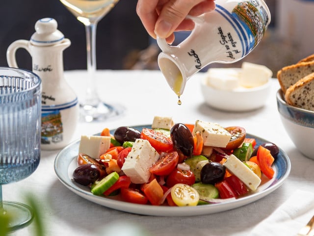Als Beilage zu einem griechischen Salat eignet sich ein knuspriges Kräuterbrot sehr gut.