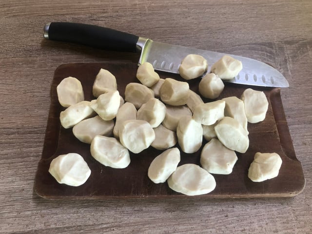 Galuschki werden aus einem einfachen Teig zu kleinen Mehlklößen geformt. 