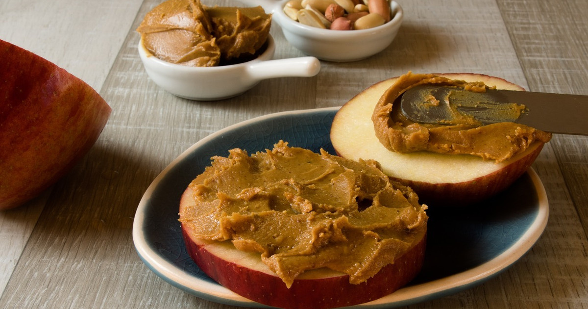 Apfel mit Erdnussbutter: Super schnelles Snackrezept | Utopias Rezeptwelt Apfel mit Erdnussbutter: Super schnelles Snackrezept | Utopias Rezeptwelt