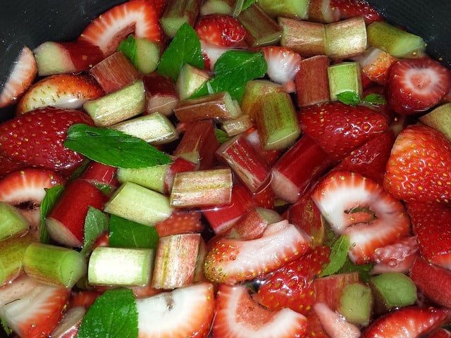 Leckere Variation: Rhabarber-Marmelade mit Erdbeeren und Minze.