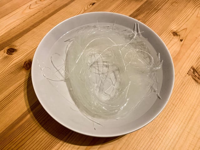 Meistens müssen Reisnudeln mit heißem Wasser übergossen werden.