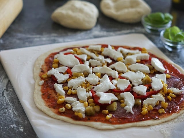 Den Jamie-Oliver-Pizzateig kannst du nach deinem Geschmack belegen.