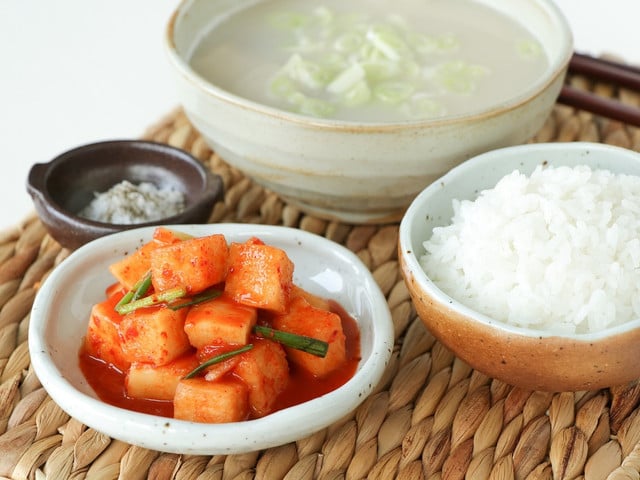 Kkakdugi kann als Beilage zu Reis und anderen Gerichten serviert werden.