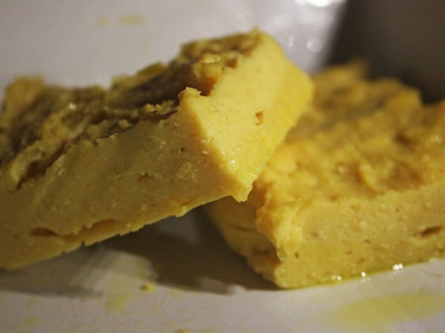 Den fertigen Kichererbsen-Tofu kannst du wie normalen Soja-Tofu weiterverwerten.