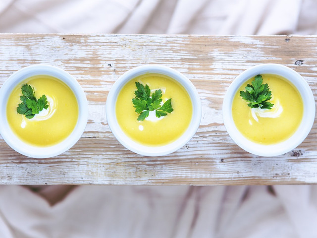 Eine Buttermilchsuppe kannst du auch vegan zubereiten.