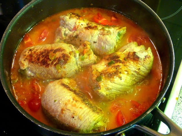 Zu den Sarma passt besonders gut eine selbstgemachte Tomatensoße.