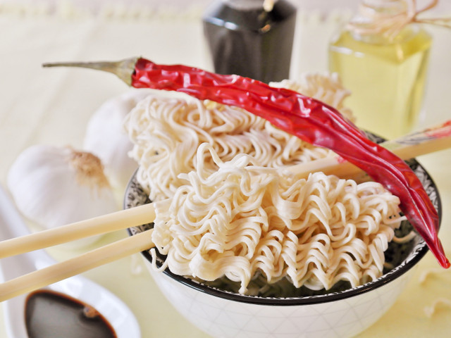 Tantanmen-Ramen: Ein veganes Rezept Tantanmen-Ramen werden in einer würzigen Sauce mit Chili serviert.
