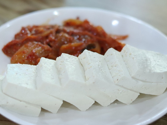 Kimchi-Jjigae kannst du auch mit einfachem Tofu servieren.