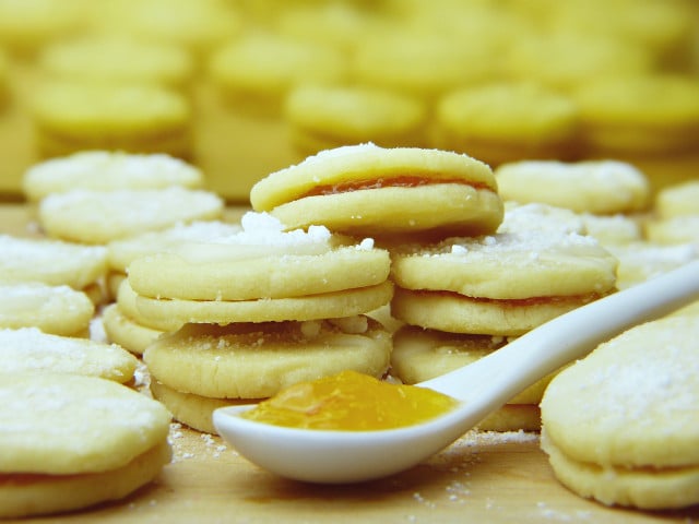Erdnussplätzchen eignen sich auch als gefüllte Kekse mit Erdnusscreme.