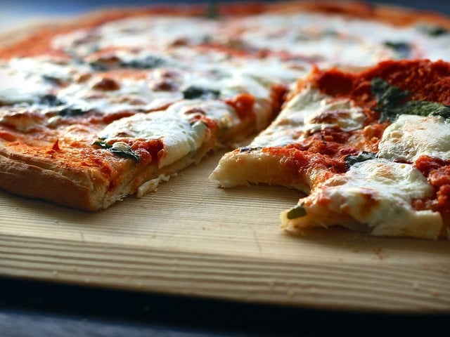 Rezept für den Hefeschmelz Mit Hefeschmelz kannst du etwa Pizza vegan überbacken.
