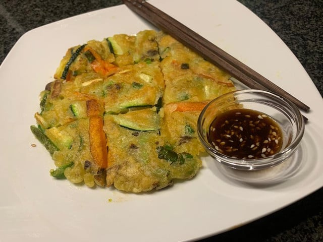 Yachaejeon: Koreanische Gemüsepfannkuchen Yachaejeon sind eine einfache und leckere Art, übriges Gemüse aufzubrauchen.