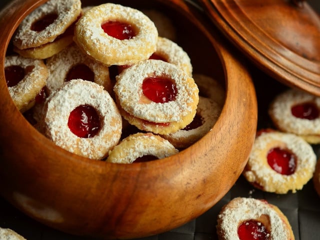 Diese Marmeladenplätzchen sehen wunderschön aus und gelingen in wenigen Minuten.