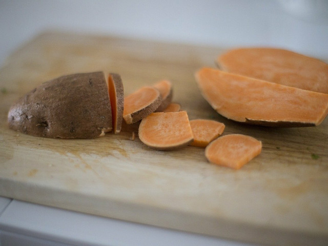 Die Süßkartoffeln kannst du für den Süßkartoffelauflauf in Scheiben oder Stücke schneiden.
