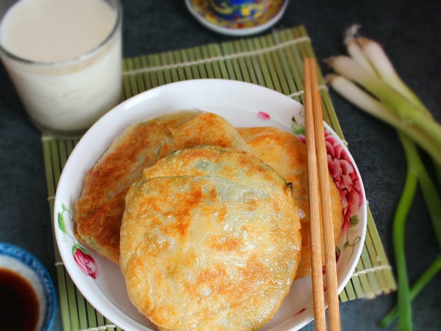 Chinesische Pfannkuchen mit Frühlingszwiebeln ähneln Fladenbrot.