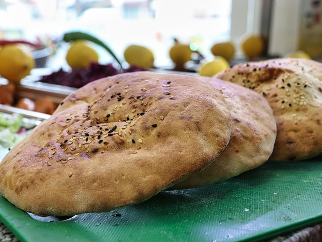 Klassisch wird Dukkah zu Fladenbrot und Öl gereicht.