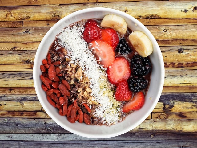 Garniere das Polenta-Frühstück mit frischem Obst, Nüssen und anderen zutaten deiner Wahl.