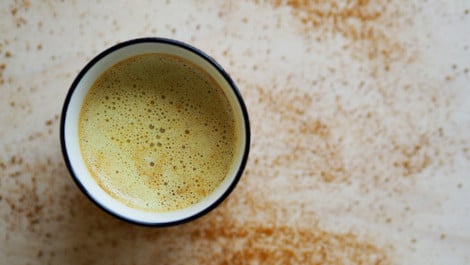 Iced Golden Milk: Kalter Kurkuma Latte für heiße Tage