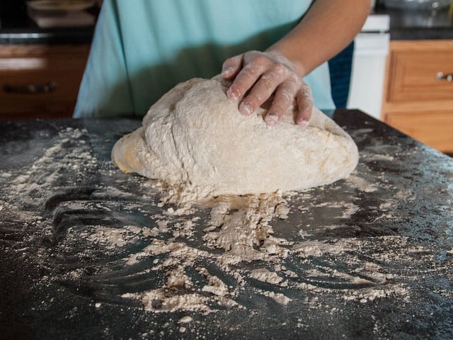 Den Pizzateig für Stromboli kannst du mit oder ohne Hefe zubereiten.